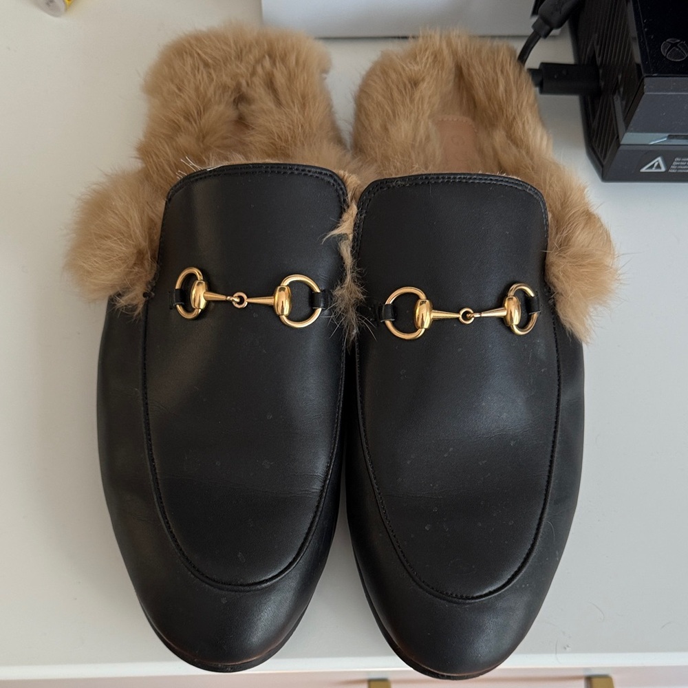 Gucci Black Leather Loafers with Tan Fur Detail